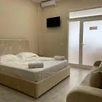 Troy Hotel *