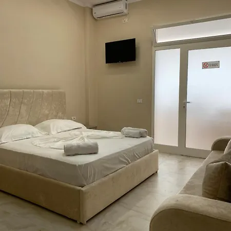 Troy Hotel *